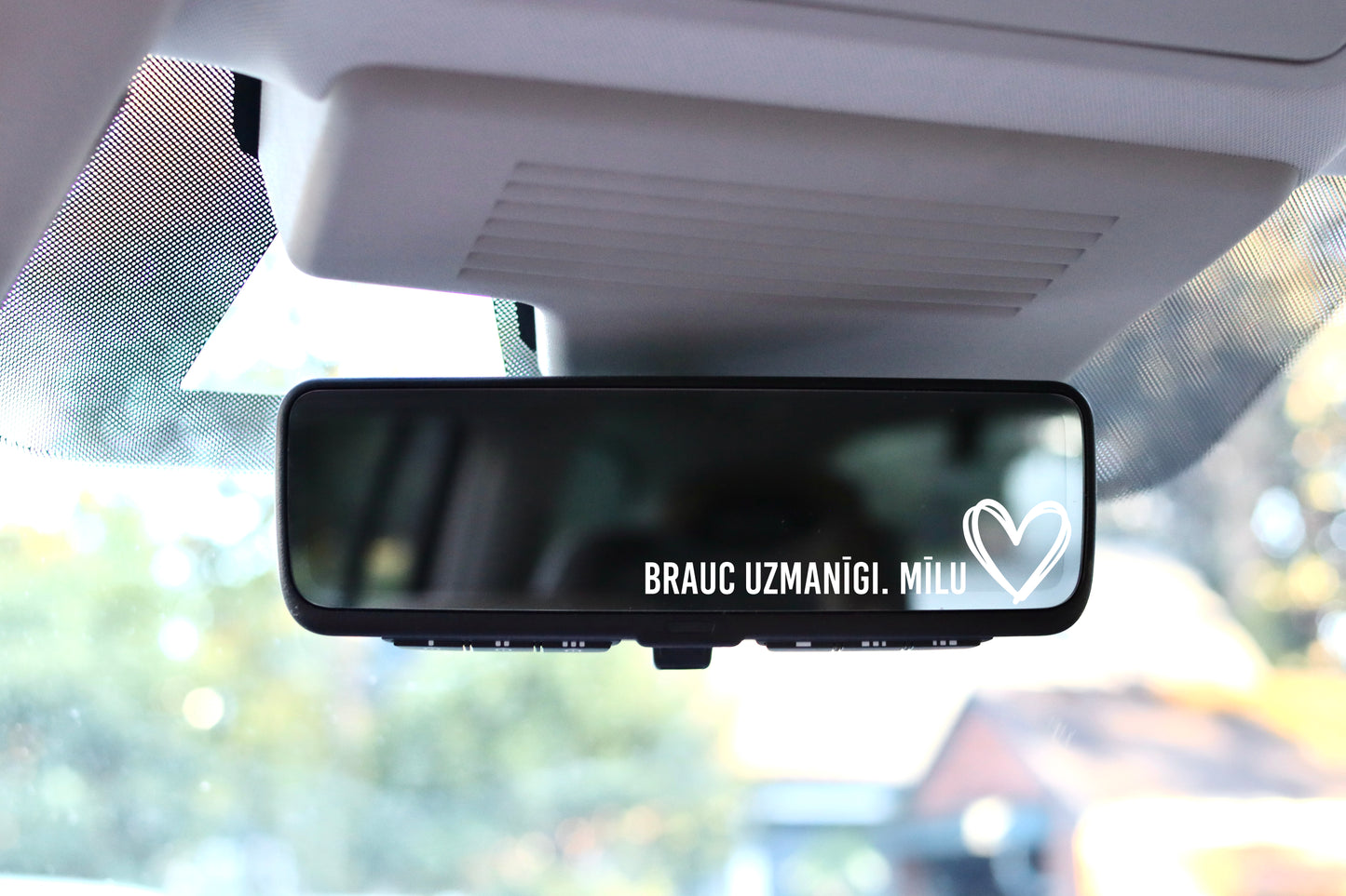 Brauc uzmanīgi. Mīlu - uzlīme uz atpakaļskata spoguļa