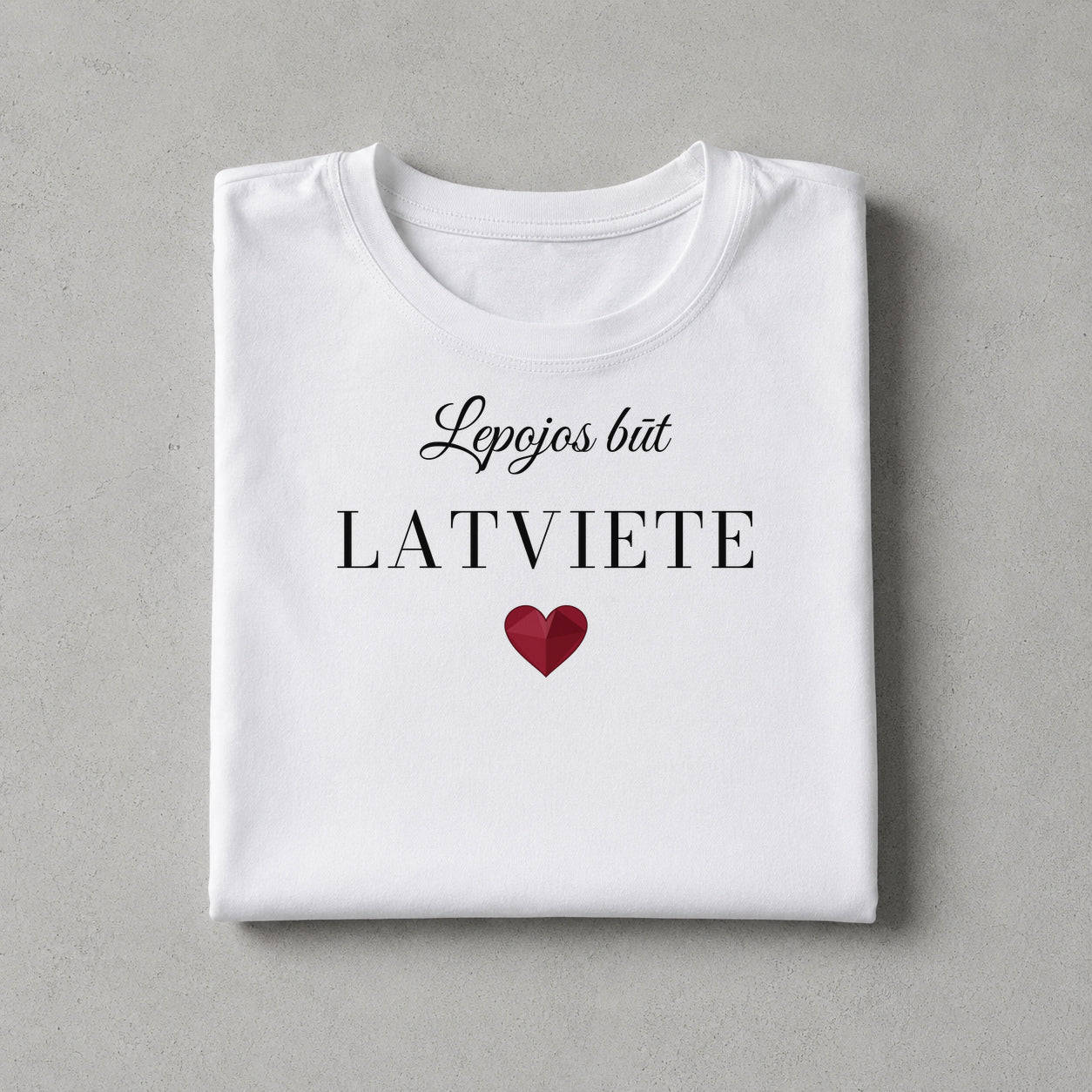 Salocīts balts T krekls ar Lepojos būt LATVIETE apdruku