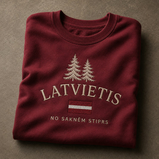 Bordo salocīts džemperis ar “Latvietis” izšuvumu plašākā plakanā izkārtojuma kopskatā