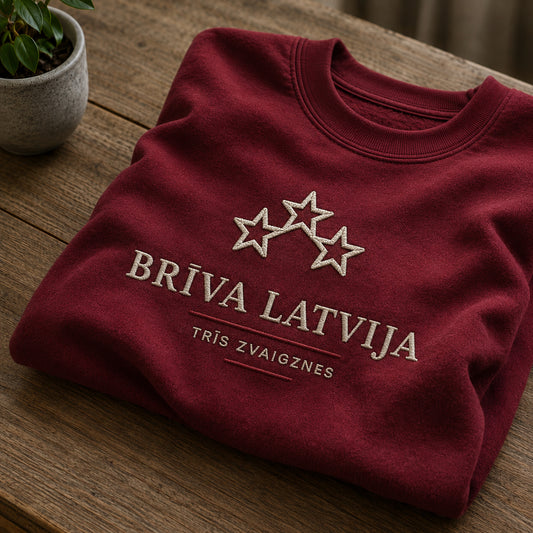 Bordo salocīts džemperis ar “Brīva Latvija” izšuvumu plašākā plakanā izkārtojuma kopskatā