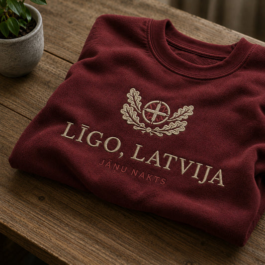 Bordo salocīts džemperis ar “Līgo, Latvija” izšuvumu plašākā plakanā izkārtojuma kopskatā