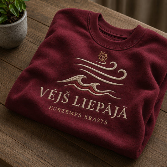 Bordo salocīts džemperis ar “Vējš Liepājā” izšuvumu plašākā plakanā izkārtojuma kopskatā