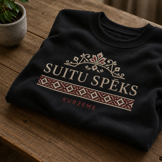 Melns salocīts džemperis ar “Suitu spēks” izšuvumu plašākā plakanā izkārtojuma kopskatā