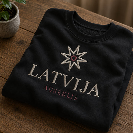 Melns salocīts džemperis ar “Auseklis Latvija” izšuvumu plašākā plakanā izkārtojuma kopskatā