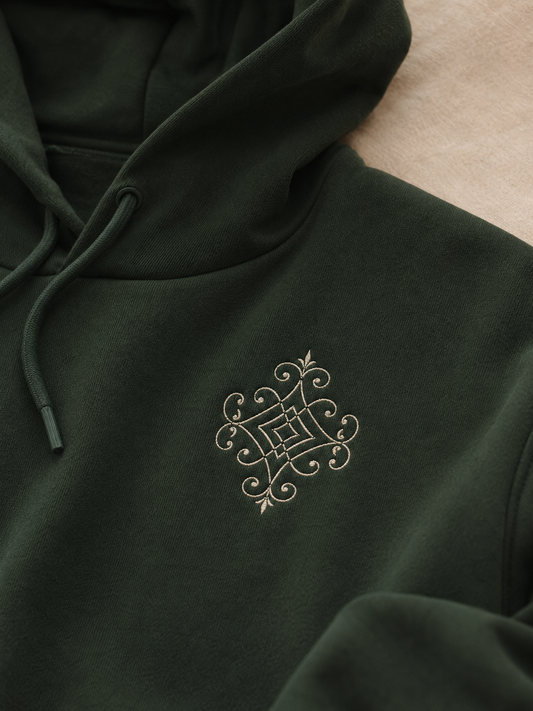 Monogrammas izšūšana uz hūdija, elegants personalizēts mašīnizšuvums