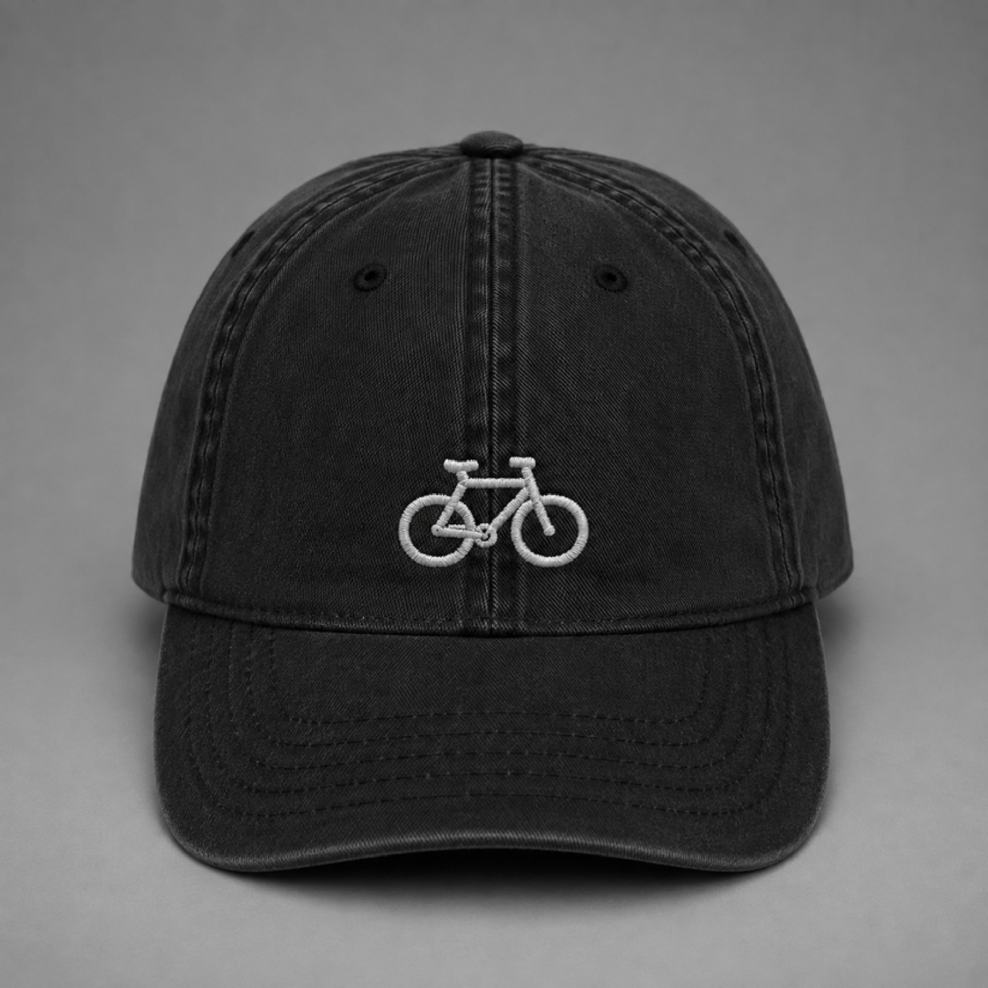 Melns vintage stila kepons ar mazu baltu izšūtu velosipēdu priekšpusē