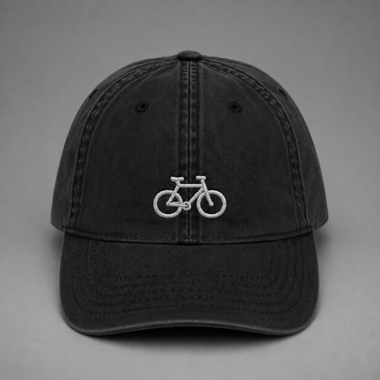 Melns vintage stila kepons ar mazu baltu izšūtu velosipēdu priekšpusē