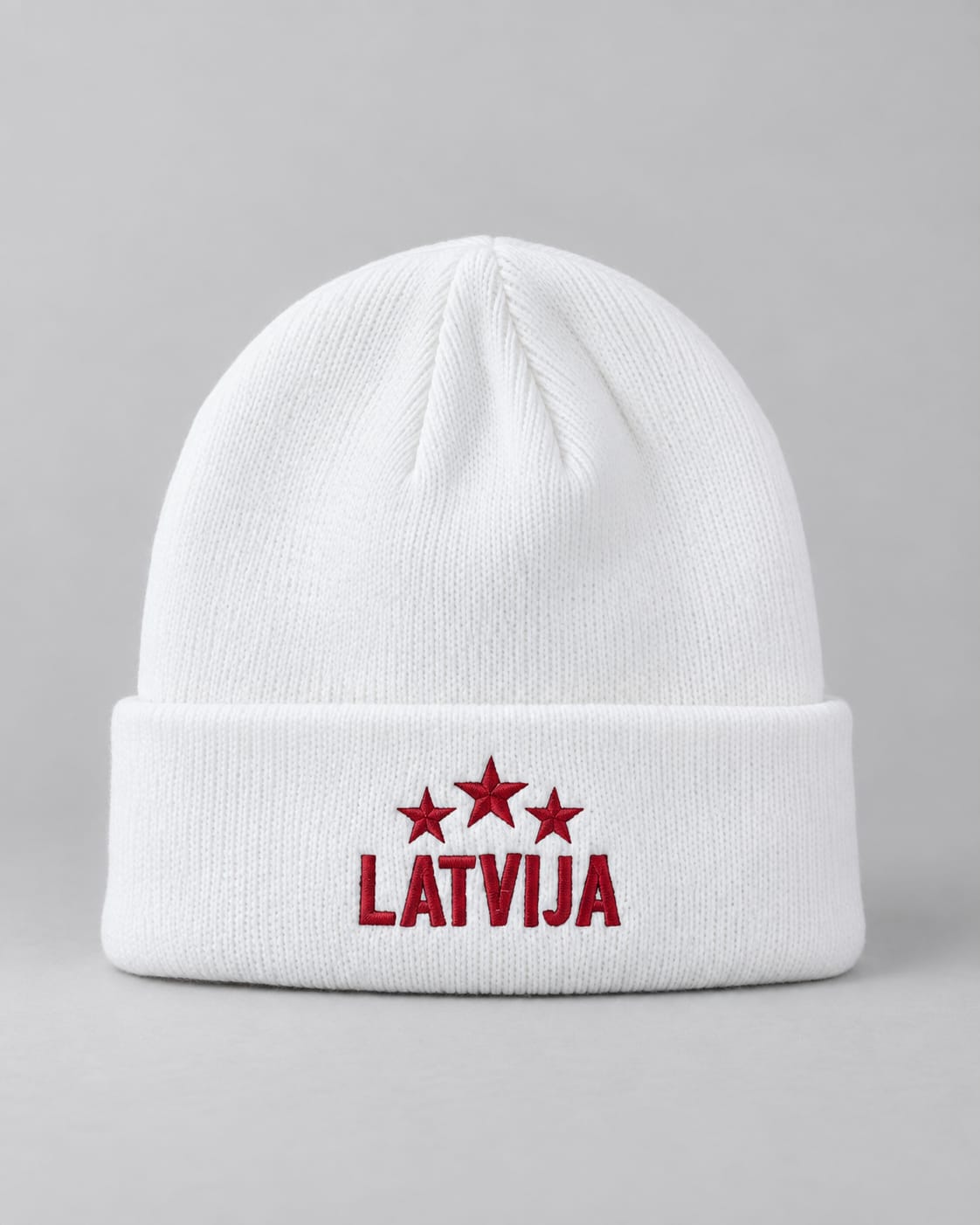 Balta ziemas cepure LATVIJA ar bordo krāsā izšūtām trim zvaigznēm un uzrakstu