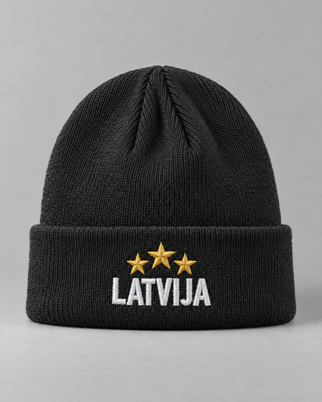 Melna ziemas cepure LATVIJA ar dzeltenām zvaigznēm un baltu izšūtu uzrakstu