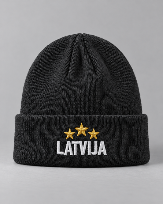 Melna ziemas cepure LATVIJA ar dzeltenām zvaigznēm un baltu izšūtu uzrakstu