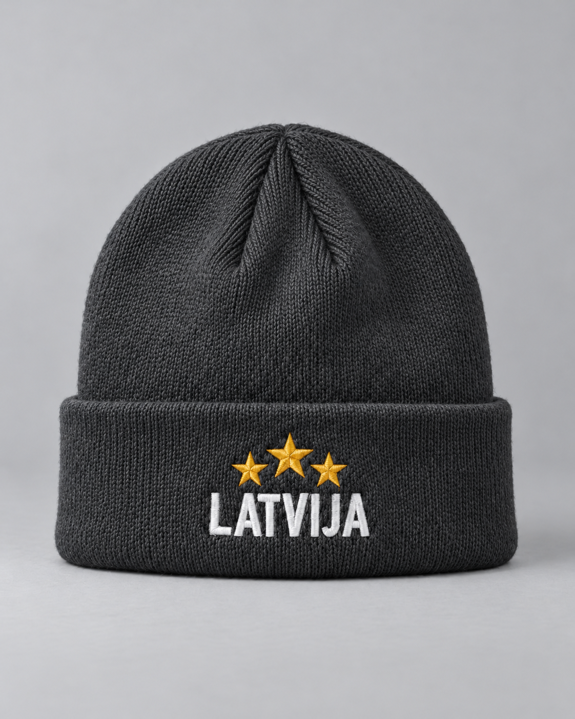 Tumši pelēka ziemas cepure LATVIJA ar dzeltenām zvaigznēm un baltiem burtiem